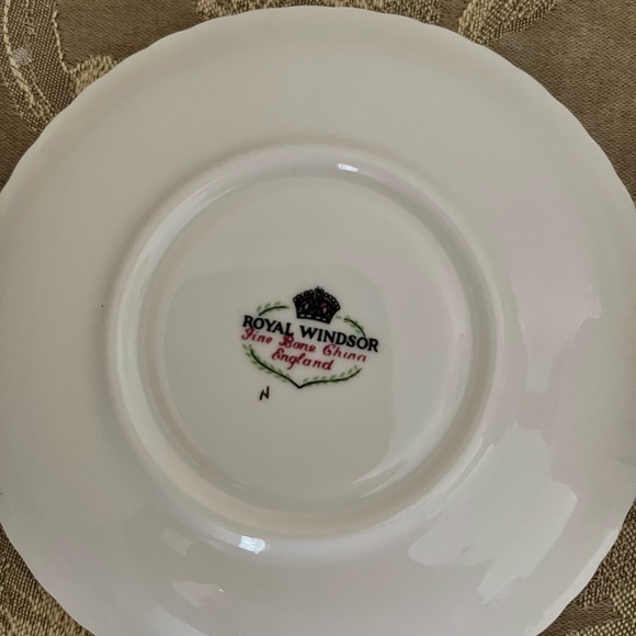 Royal Windsor Canada Gold Maple Leaf Teacup & Saucer - Picture 9 of 13